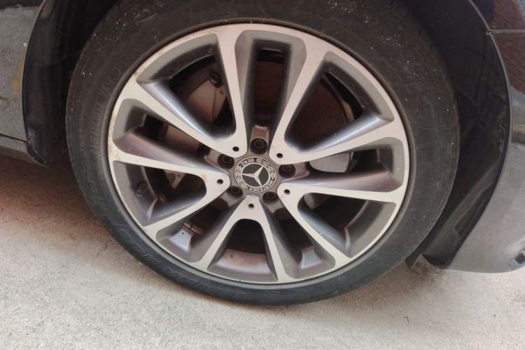 Used Mercedes-Benz E-Class 2018 Facelifted E 300 L Stylish Version Right Front Wheel Hub