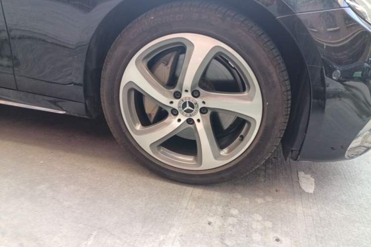 Used Mercedes-Benz E-Class 2018 E 300 L Sporty and Stylish Model Right Front Wheel Hub