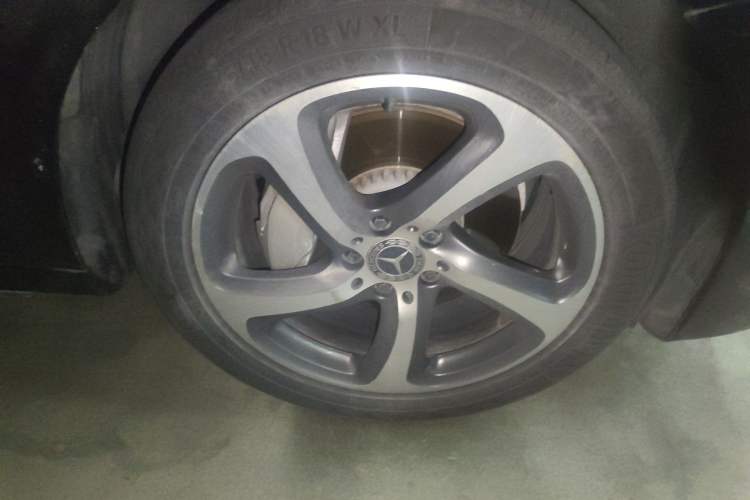 Used Mercedes-Benz E-Class 2018 E 300 L Sporty and Stylish Model Right Front Wheel Hub