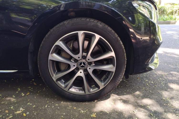 Used Mercedes-Benz E-Class 2018 Facelifted E 300 L Stylish Version Right Front Wheel Hub