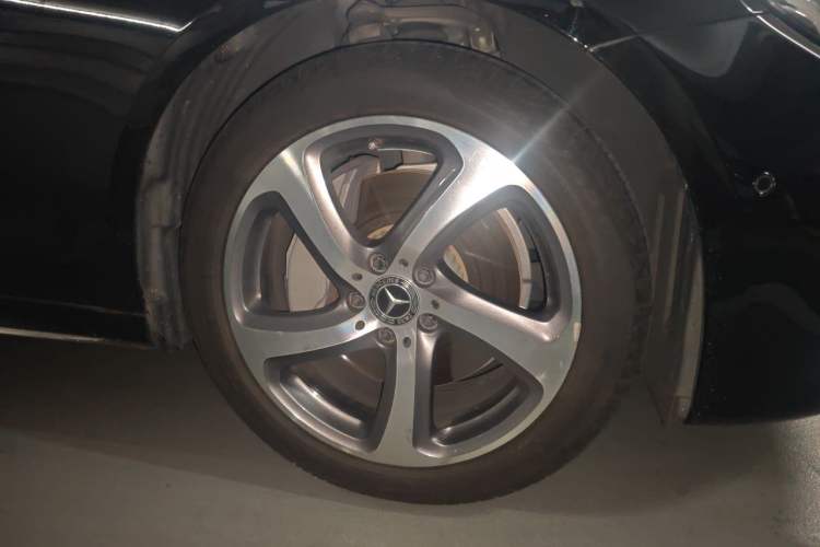 Used Mercedes-Benz E-Class 2018 Restyled E 300 L Sport Luxury Edition Right Front Wheel Hub