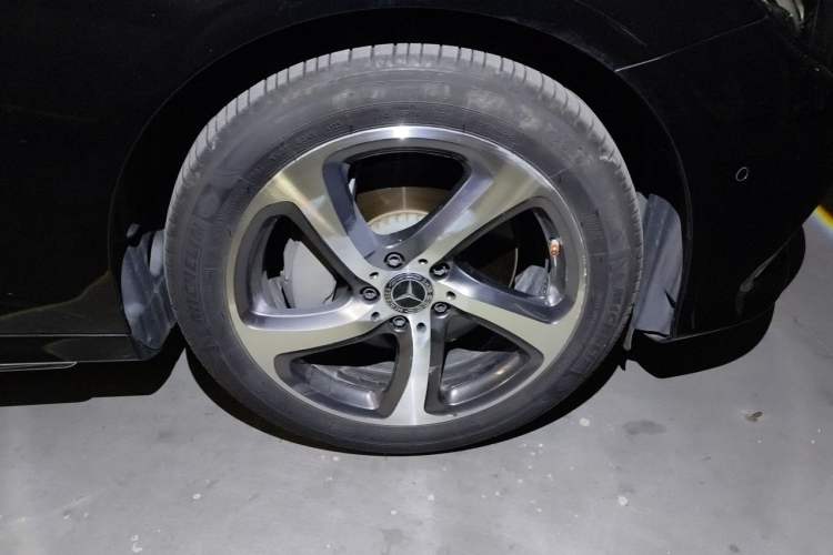 Used Mercedes-Benz E-Class 2018 E 300 L Sport Luxury Edition Right Front Wheel Hub