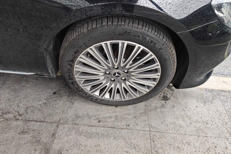 Used Mercedes-Benz E-Class 2018 Facelifted E 300 L Stylish Version Right Front Wheel Hub