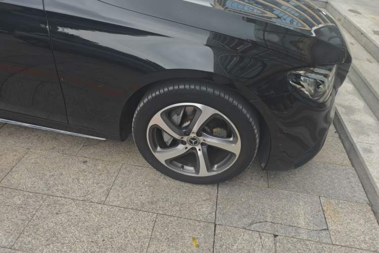 Used Mercedes-Benz E-Class 2018 Restyled E 300 L Sport Luxury Edition Right Front Wheel Hub
