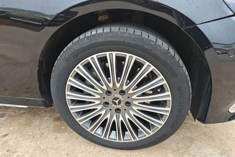 Used Mercedes-Benz E-Class 2018 Facelifted E 300 L Stylish Version Right Front Wheel Hub
