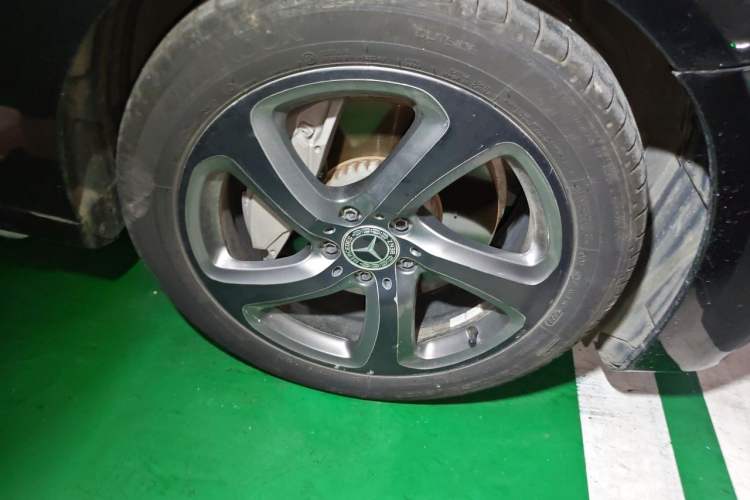 Used Mercedes-Benz E-Class 2018 Restyled E 300 L Sporty and Stylish Edition Right Front Wheel Hub