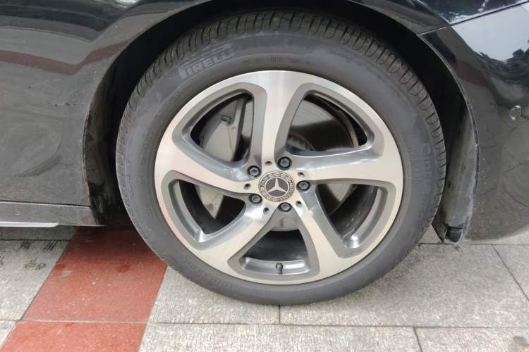 Used Mercedes-Benz E-Class 2018 Restyled E 300 L Sporty and Stylish Edition Right Front Wheel Hub