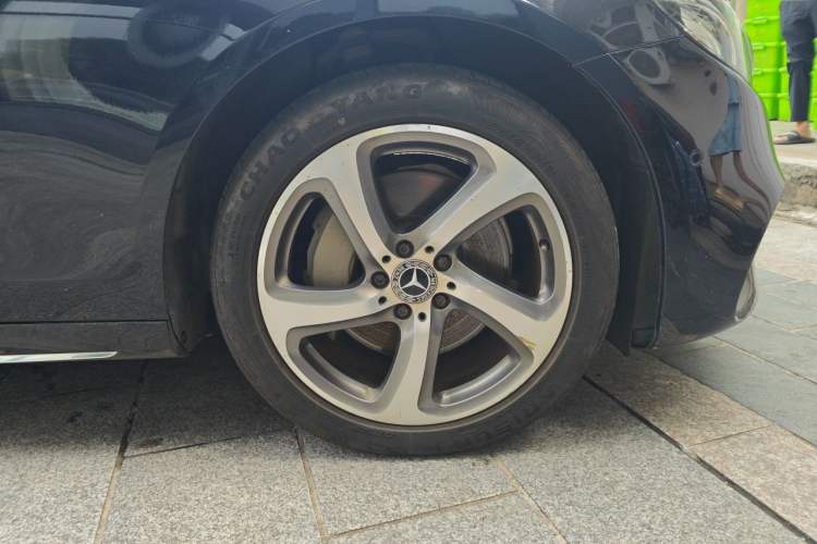 Used Mercedes-Benz E-Class 2018 Restyled E 300 L Sport Luxury Edition Right Front Wheel Hub