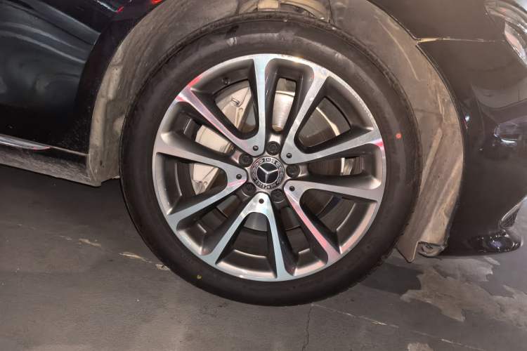 Used Mercedes-Benz E-Class 2018 Facelifted E 300 L Stylish Version Right Front Wheel Hub