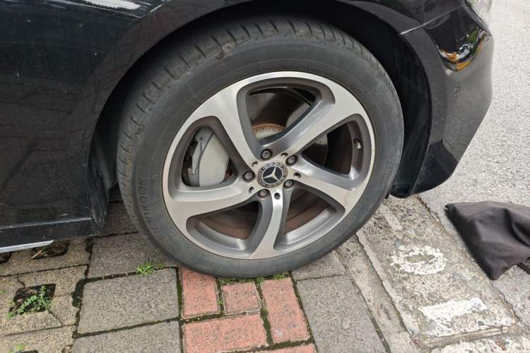Used Mercedes-Benz E-Class 2018 Restyled E 300 L Sporty and Stylish Edition Right Front Wheel Hub