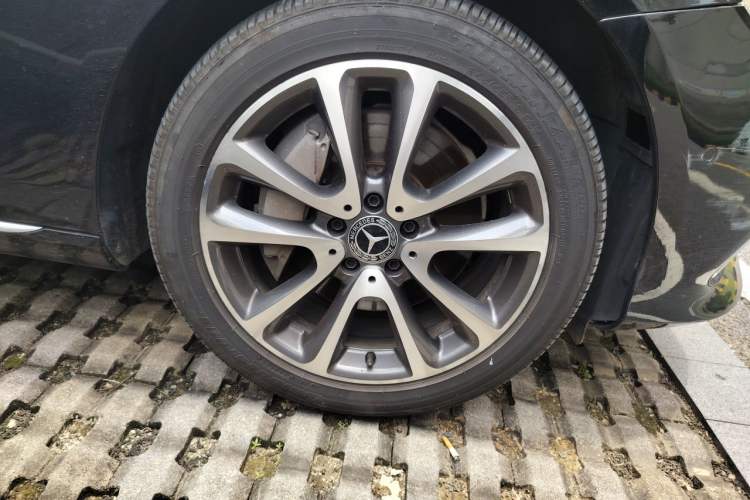 Used Mercedes-Benz E-Class 2018 Facelifted E 300 L Stylish Version Right Front Wheel Hub