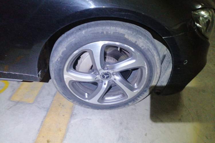 Used Mercedes-Benz E-Class 2018 E 300 L Luxury Model Right Front Wheel Hub