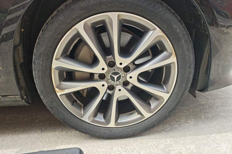 Used Mercedes-Benz E-Class 2018 Facelifted E 300 L Stylish Version Right Front Wheel Hub