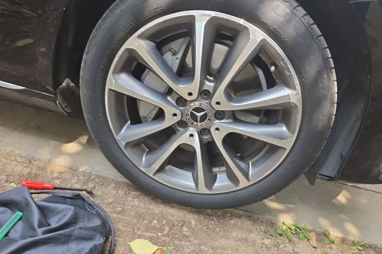 Used Mercedes-Benz E-Class 2018 Facelifted E 300 L Stylish Version Right Front Wheel Hub