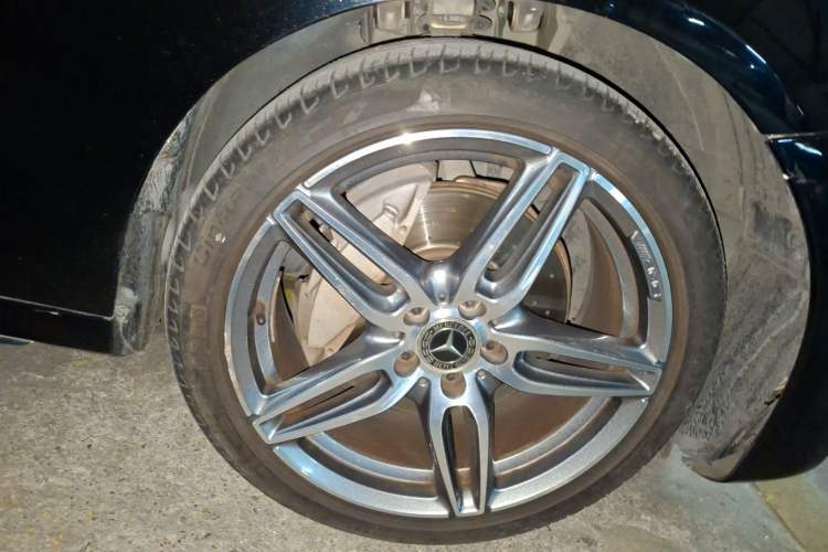 Used Mercedes-Benz E-Class 2018 Restyled E 300 L Sporty and Stylish Edition Right Front Wheel Hub