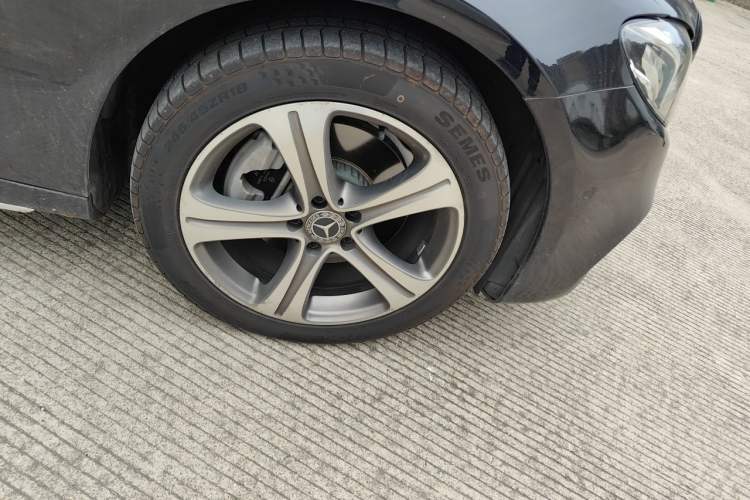 Used Mercedes-Benz E-Class 2018 E 200 Sport 4MATIC Right Front Wheel Hub