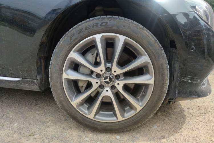 Used Mercedes-Benz E-Class 2018 Facelifted E 300 L Stylish Version Right Front Wheel Hub