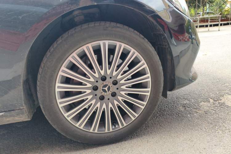 Used Mercedes-Benz E-Class 2018 Facelifted E 300 L Stylish Version Right Front Wheel Hub