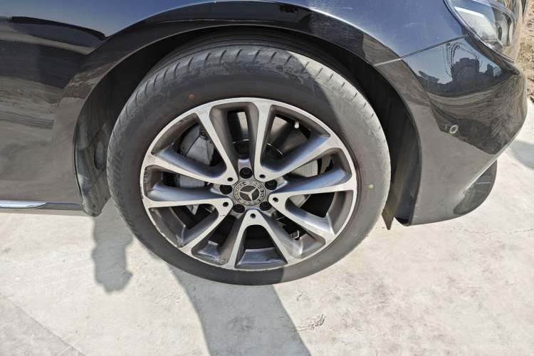 Used Mercedes-Benz E-Class 2018 E 300 L Luxury Model Right Front Wheel Hub
