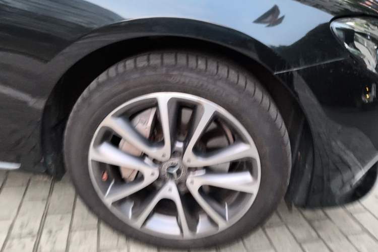 Used Mercedes-Benz E-Class 2018 Facelifted E 300 L Stylish Version Right Front Wheel Hub