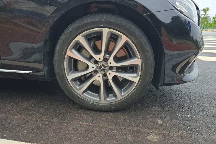 Used Mercedes-Benz E-Class 2018 Facelifted E 300 L Stylish Version Right Front Wheel Hub