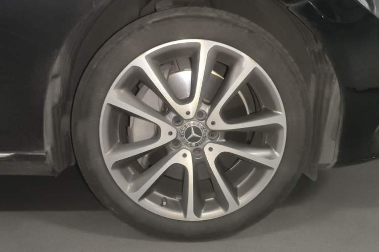 Used Mercedes-Benz E-Class 2018 Facelifted E 300 L Stylish Version Right Front Wheel Hub