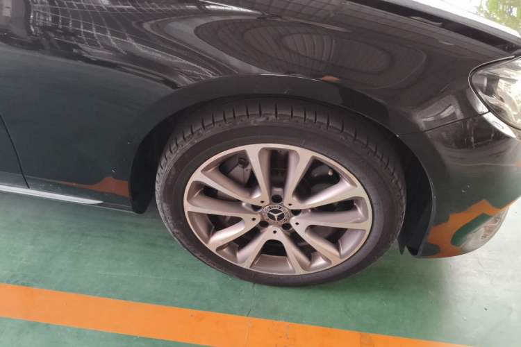 Used Mercedes-Benz E-Class 2018 Restyled E 300 L Sport Luxury Edition Right Front Wheel Hub