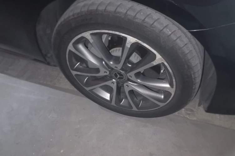 Used Mercedes-Benz E-Class 2018 Facelifted E 300 L Stylish Version Right Front Wheel Hub
