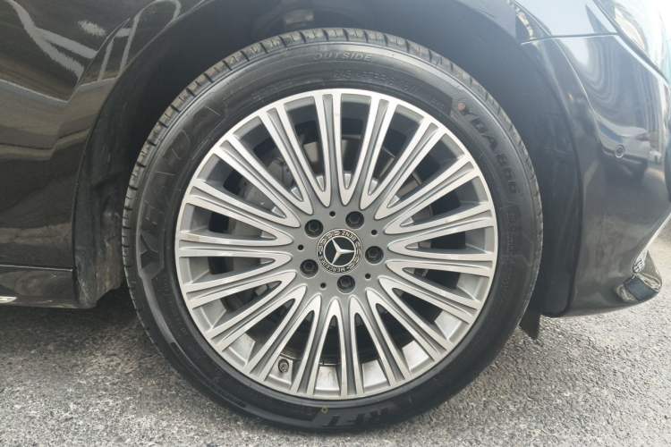 Used Mercedes-Benz E-Class 2018 Restyled E 300 L Sport Luxury Edition Right Front Wheel Hub