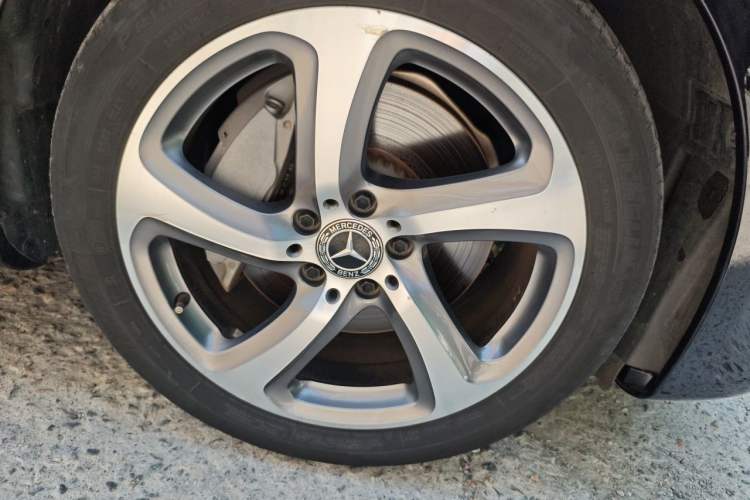 Used Mercedes-Benz E-Class 2018 E 300 L Sport Luxury Edition Right Front Wheel Hub