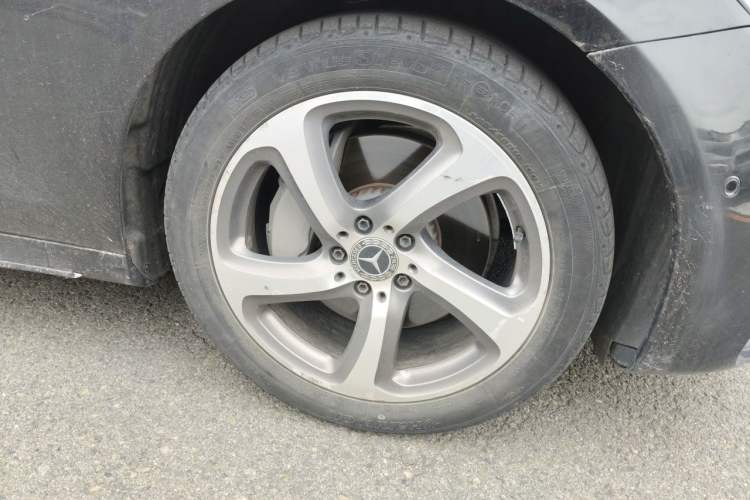 Used Mercedes-Benz E-Class 2018 Restyled E 300 L Sporty and Stylish Edition Right Front Wheel Hub
