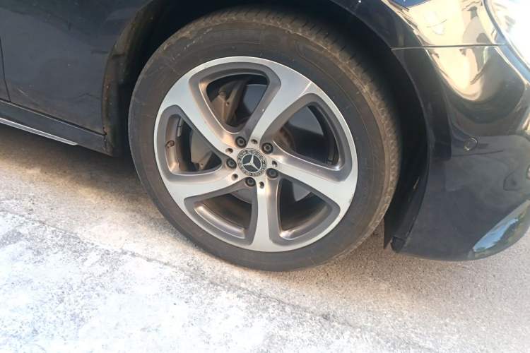 Used Mercedes-Benz E-Class 2018 Restyled E 300 L Sporty and Stylish Edition Right Front Wheel Hub