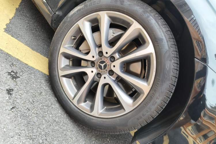 Used Mercedes-Benz E-Class 2018 Facelifted E 300 L Stylish Version Right Front Wheel Hub