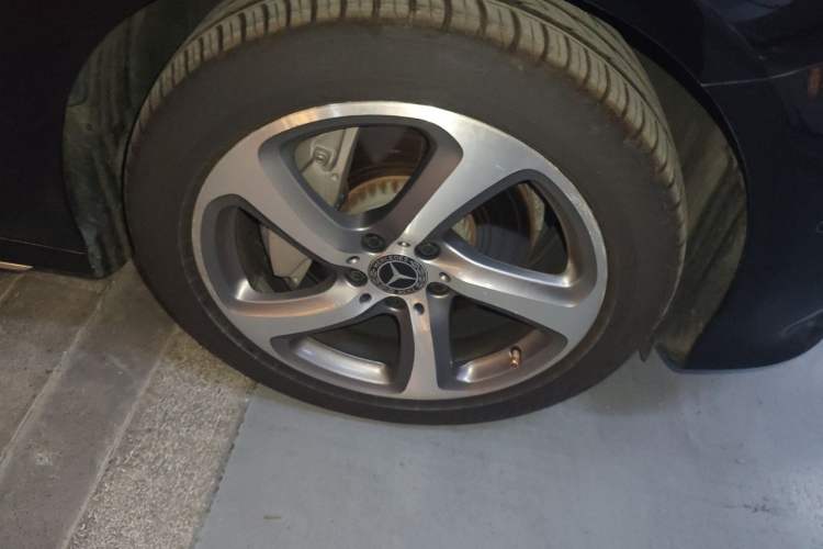 Used Mercedes-Benz E-Class 2018 Facelifted E 300 L Stylish Version Right Front Wheel Hub