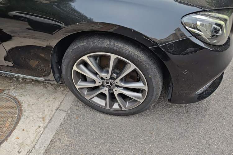Used Mercedes-Benz E-Class 2018 Facelifted E 300 L Stylish Version Right Front Wheel Hub