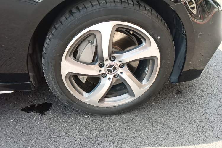 Used Mercedes-Benz E-Class 2018 Restyled E 300 L Sport Luxury Edition Right Front Wheel Hub