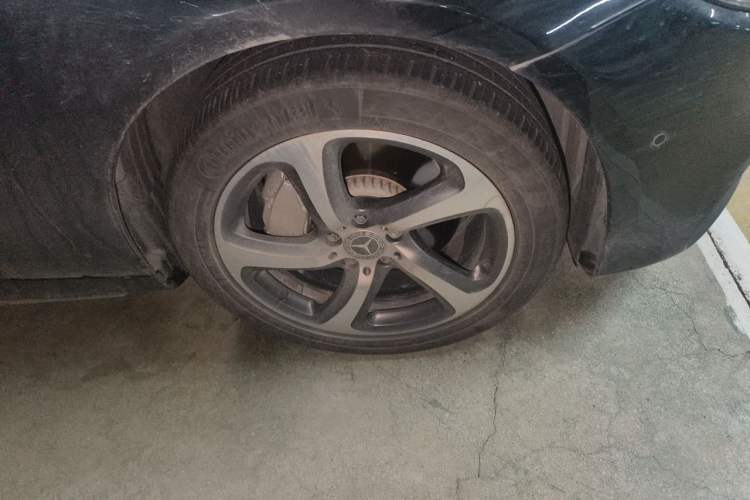 Used Mercedes-Benz E-Class 2018 E 300 L Sporty and Stylish Model Right Front Wheel Hub