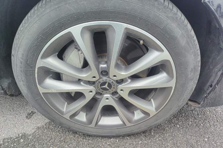 Used Mercedes-Benz E-Class 2018 Facelifted E 300 L Stylish Version Right Front Wheel Hub