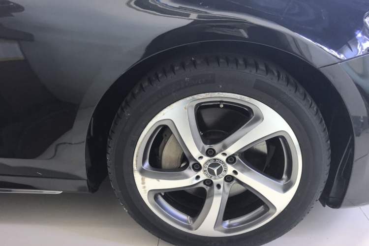Used Mercedes-Benz E-Class 2018 E 300 L Sporty and Stylish Model Right Front Wheel Hub