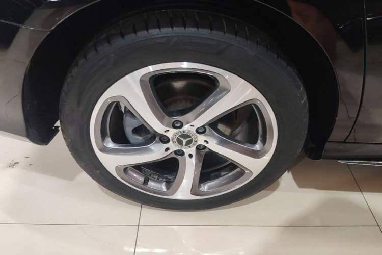 Used Mercedes-Benz E-Class 2018 Facelift E 200 L Sport 4MATIC Right Rear Wheel Hub