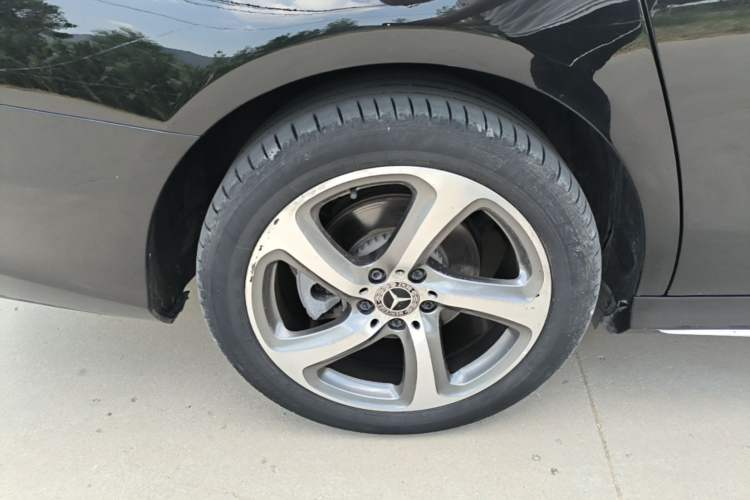 Used Mercedes-Benz E-Class 2018 Restyled E 300 L Sporty and Stylish Edition Right Rear Wheel Hub