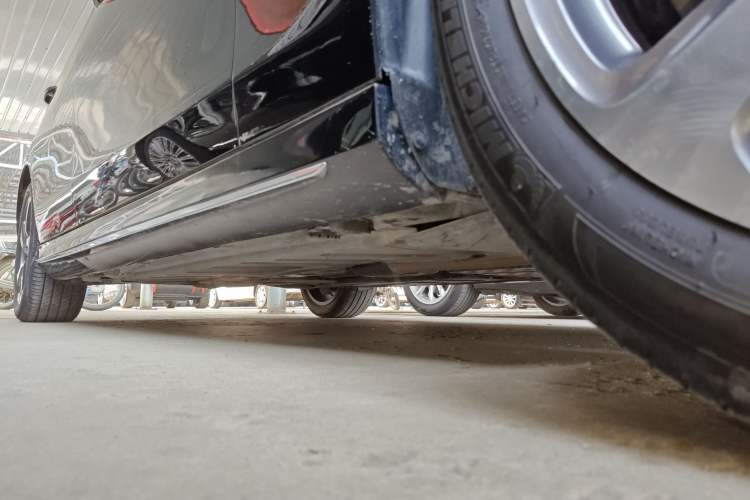 Used Mercedes-Benz E-Class 2018 E 300 L Sport Luxury Edition Right Side Sill
