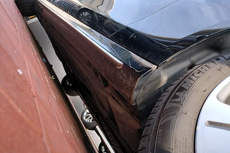 Used Mercedes-Benz E-Class 2018 Facelift E 200 L Sport Edition Right Side Sill