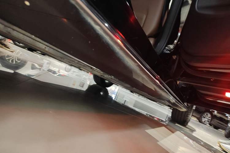 Used Mercedes-Benz E-Class 2018 Facelift E 200 L Sport Edition Right Side Sill