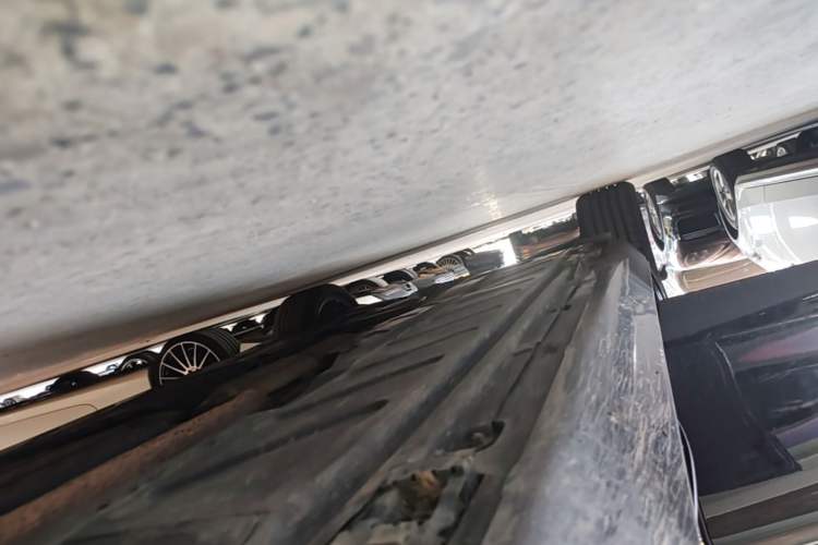 Used Mercedes-Benz E-Class 2018 Facelifted E 300 L Stylish Version Right Side Sill