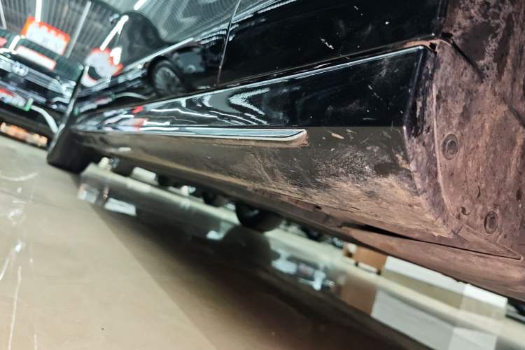 Used Mercedes-Benz E-Class 2018 E 300 L Sporty and Stylish Model Right Side Sill