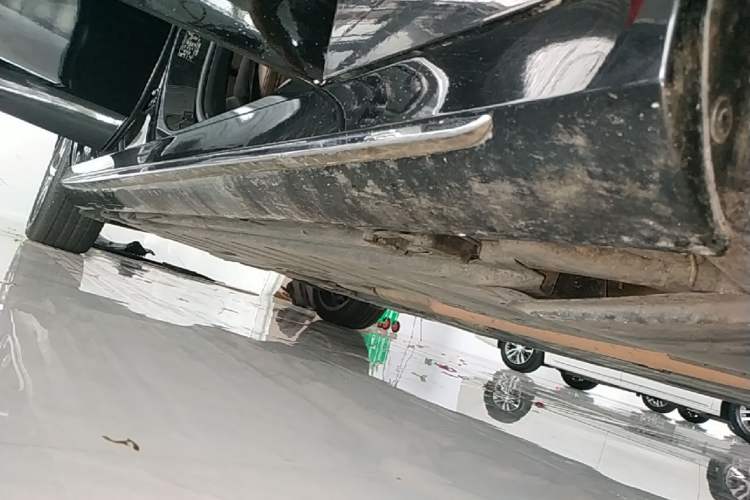 Used Mercedes-Benz E-Class 2018 E 300 L Sport Luxury Edition Right Side Sill