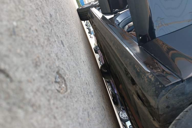 Used Mercedes-Benz E-Class 2018 Facelift E 200 L Sport Edition Right Side Sill