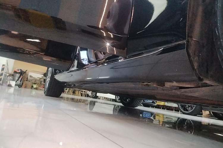 Used Mercedes-Benz E-Class 2018 E 300 L Luxury Model Right Side Sill