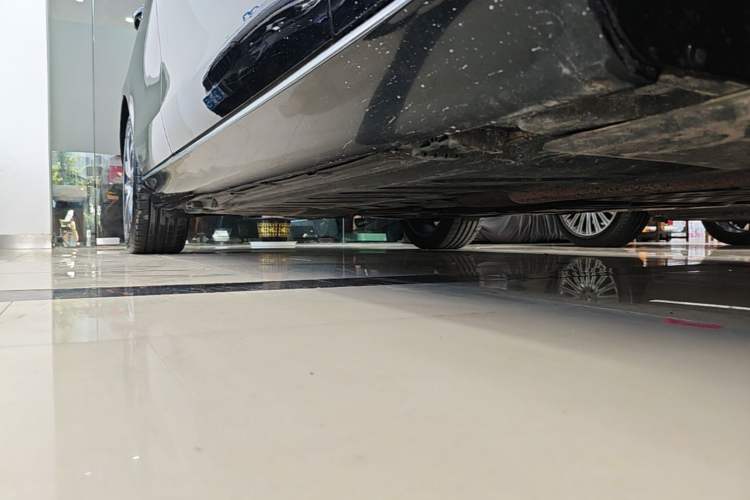 Used Mercedes-Benz E-Class 2018 Facelift E 300 L Luxury Edition Right Side Sill